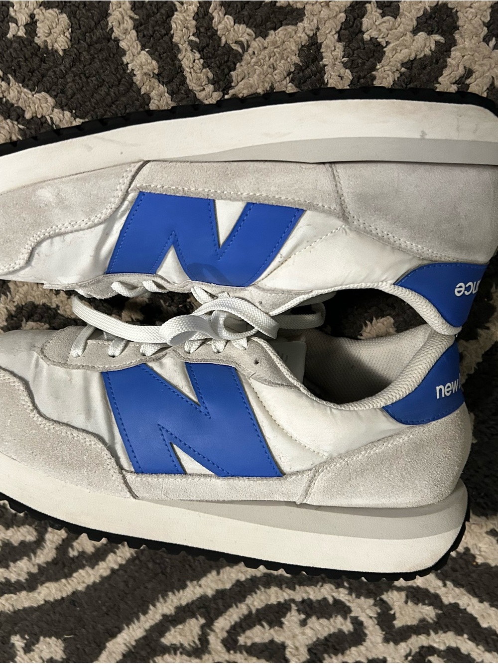 New Balance Men's White and Blue Retro Runner Sneakers